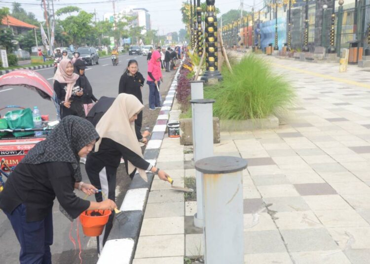 Jumat Bersih, ASN Sidoarjo Percantik Taman dan Pedestrian
