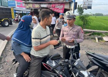 Polisi Sidoarjo Edukasi Pengendara Motor Gunakan Helm SNI