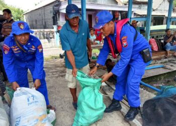 Satpolairud Polresta Sidoarjo bersama Nelayan Bersihkan Sampah di Kawasan Pesisir