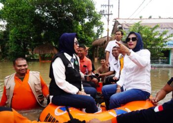 Wabup dan Ketua TP PKK Sidoarjo Kunjungi Korban Banjir di Krian dan Porong