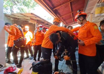 Tim SAR Evakuasi Pria Terperosok di Sumur