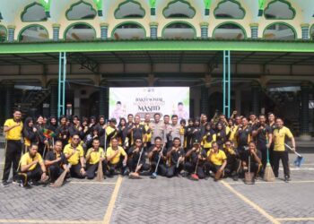 Jelang Ramadan Polisi Sidoarjo Bersih-bersih Masjid