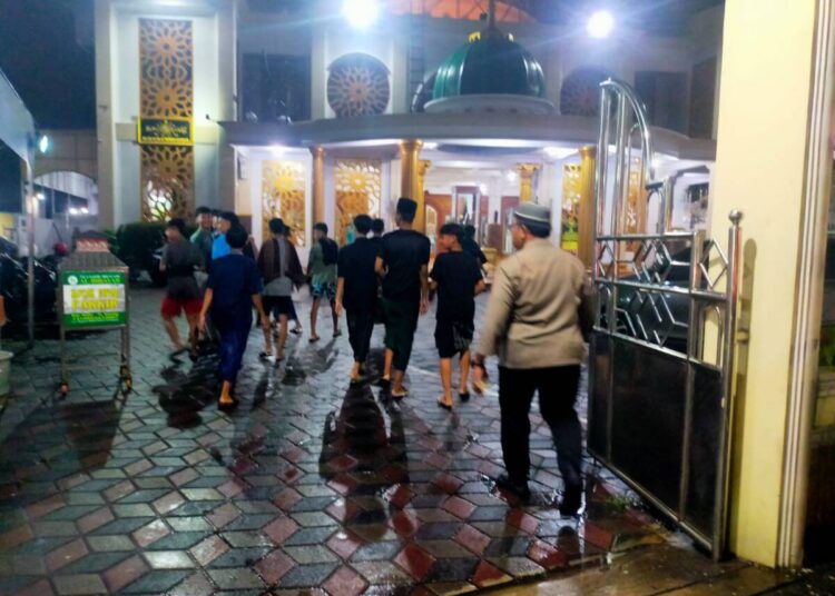 Polsek Gedangan Beri Pengamanan Tarawih Pertama di Masjid Al Hidayah