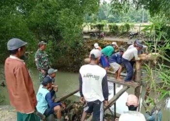 Babinsa Koramil 0812/08 Sambeng Bersama Warga Perbaiki Jembatan Putus