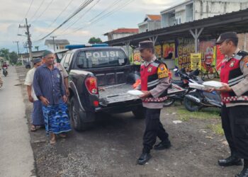 Polsek Tulangan Bagikan Takjil Gratis Diiringi Kultum oleh Kapolsek