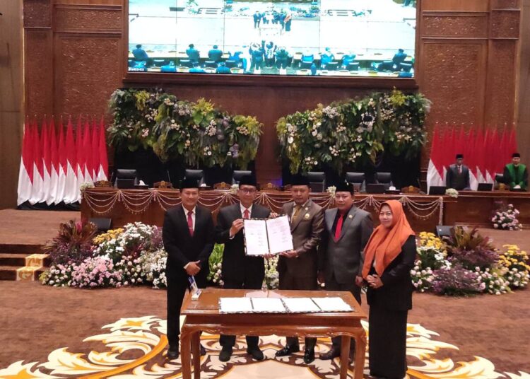 DPRD Bojonegoro Tetapkan 3 Raperda, Bupati Wahono Tekankan Komitmen