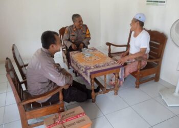 Sambangi Tokoh Agama, Kapolsek Kanor Berbagi Bansos