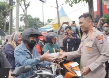 Polresta Sidoarjo Berbagi Ratusan Paket Takjil