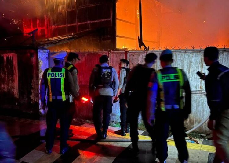 Kebakaran Gudang di Bojonegoro, Polres dan Damkarmat Cepat Tanggapi Laporan Warga