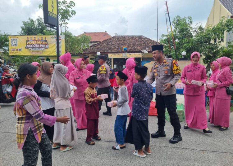 Polsek dan Bayangkari Ranting Kasiman Berbagi Takjil