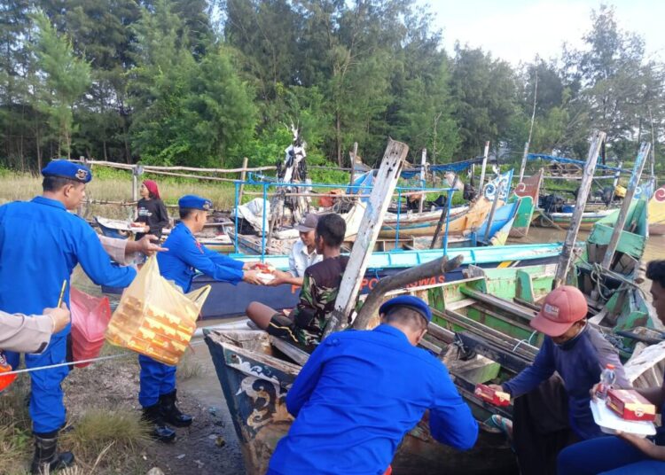 Satpolairud Polres Tuban Berbagi Takjil ke Nelayan
