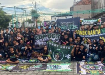 Peduli! Komunitas Bonek Bali Berbagai Takjil di Denpasar