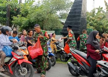 Serentak, Jajaran Babinsa Kodim Bojonegoro Berbagi Ribuan Paket Takjil