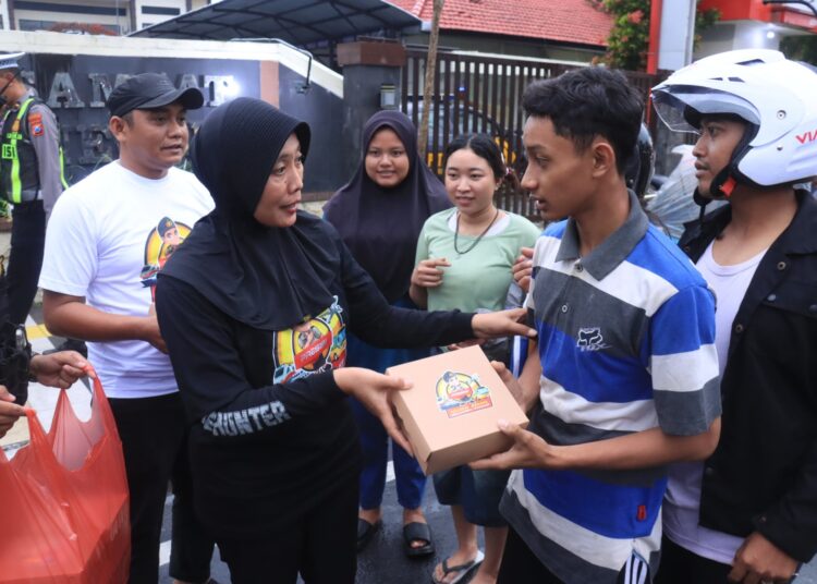 Disela Berbagi Takjil, Polres Bojonegoro Sosialisasikan Hotline Polri 110 dan Mudik Aman