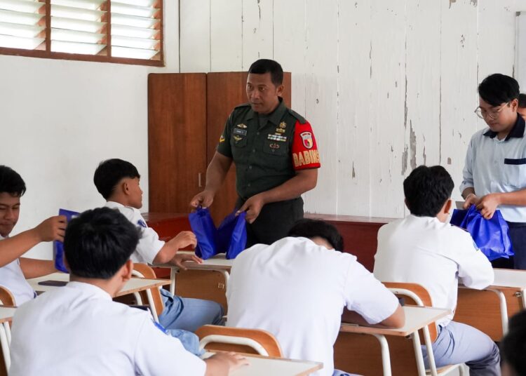 Babinsa Kodim Bojonegoro Kawal Pendistribusian Ribuan Paket Makanan Kering Program MBG Selama Ramadan