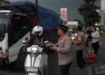 Safari Ramadan, Polresta Sidoarjo Berbagi Takjil di Perempatan Gedangan