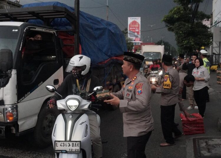 Safari Ramadan, Polresta Sidoarjo Berbagi Takjil di Perempatan Gedangan