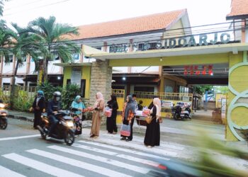 Ramadan Berkah, Wali Murid SMPN 6 Sidoarjo Berbagi Ratusan Takjil