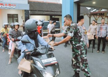 Polres Tulungagung dan Kodim 0807 Bagikan Takjil ke Warga