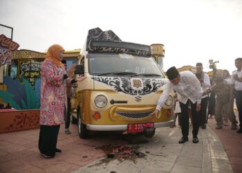 Resmikan Fasilitas Masyarakat dan Berbagi Berkah, Bupati Tuban di Apresiasi Gubernur Jatim