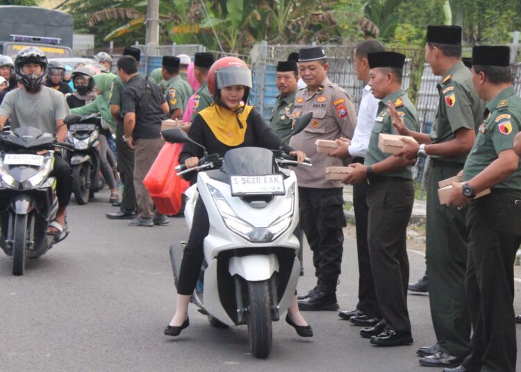 Kompak! TNI-Polri di Bojonegoro Berbagi Takjil untuk Masyarakat
