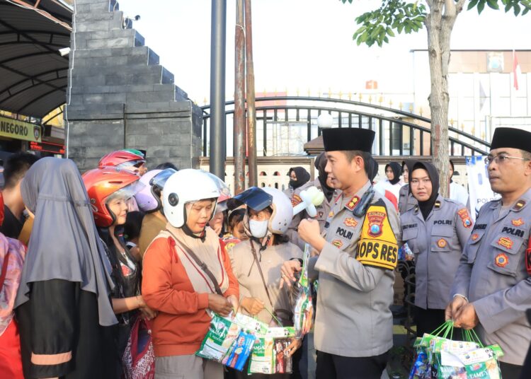Aksi Sosial, Kapolres dan Polwan Bojonegoro Berbagi Takjil