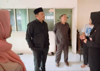 Bupati Subandi Kunjungi Balai Wartawan Sidoarjo, Bantu Perbaikan Fasilitas yang Rusak