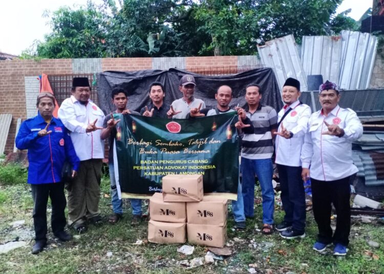 Ramadan Berkah, BPC Peradin Lamongan Berbagi Ratusan Takjil dan Paket Sembako
