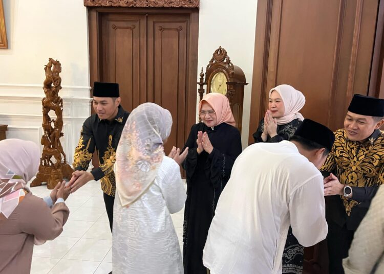 Bupati Tuban Open House, Masyarakat Antusias Sambut Idul Fitri