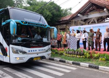 Wabup Mimik Idayana Berangkatkan 28 Bus Mudik Gratis