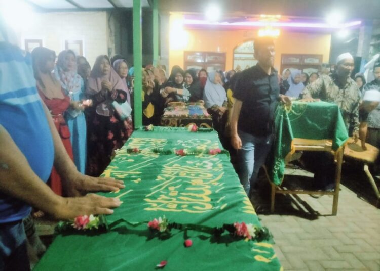 Jenazah Korban Tanah Longsor Cangar Tiba di Rumah Duka Desa Kloposepuluh