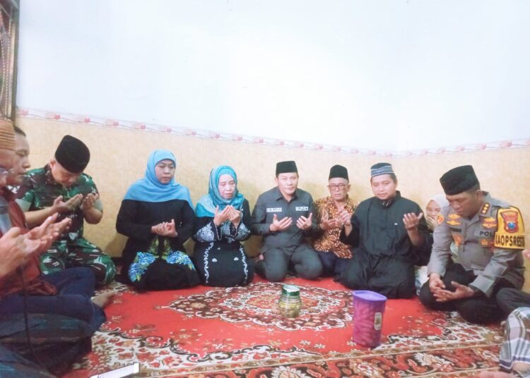 Gubernur Khofifah Takziah ke Rumah Duka Korban Longsor Cangar