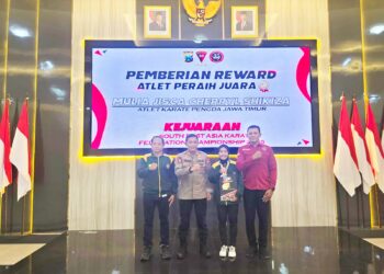 Karate Juara 1 di SEAKF, Dansat Brimob Polda Jatim Beri Penghargaan Atlet INKANAS Kabupaten Lamongan.