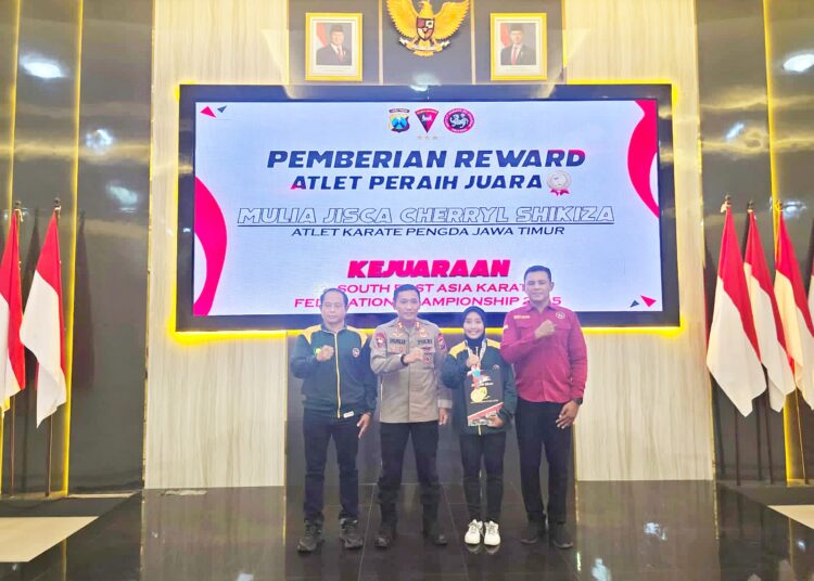 Karate Juara 1 di SEAKF, Dansat Brimob Polda Jatim Beri Penghargaan Atlet INKANAS Kabupaten Lamongan.