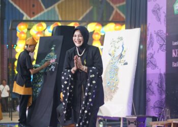 Wabup Bojonegoro Kenalkan Batik PDH “Obor Sewu” di Fashion Show Kebaya Modern