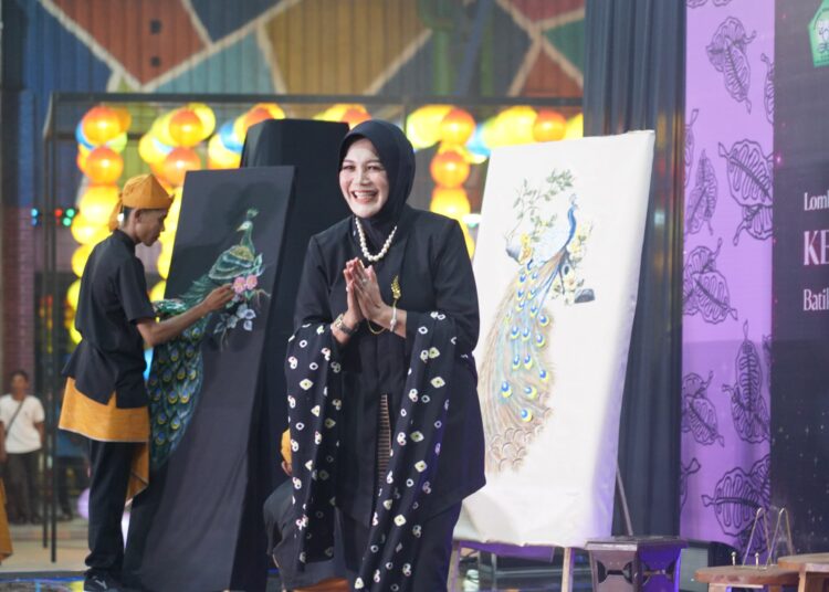 Wabup Bojonegoro Kenalkan Batik PDH “Obor Sewu” di Fashion Show Kebaya Modern