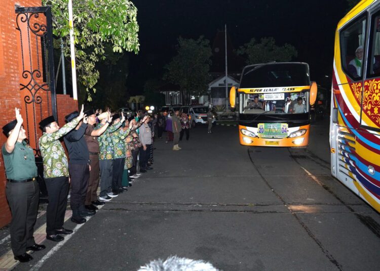 Bupati Lepas Keberangkatan Calon Jamaah Haji Kloter 20 Asal Sidoarjo