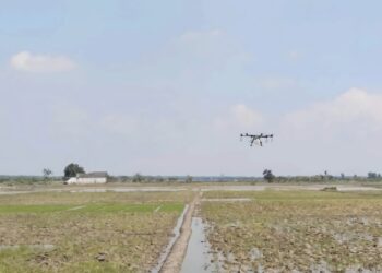 Peduli Petani, Bupati Bojonegoro Hadirkan Drone Penyemprot Gratis