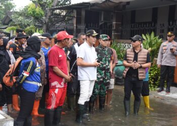Bupati Sidoarjo Subandi Sidak Banjir yang Tak Kunjung Surut di Perumahan Pejaya Anugrah