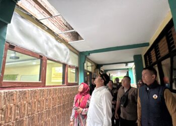 Bupati Subandi Sidak ke SMPN 3 Porong, Respon Kerusakan Atap Kelas