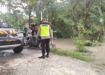 Tinjau Lokasi Banjir, Kapolsek Sumberrejo Sampaikan Imbauan