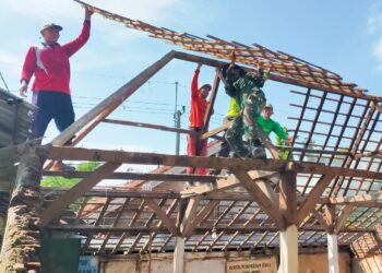 Babinsa Kepohbaru Bojonegoro dan Warga Woro Bergotong-royong, Kades Woro Mengapresiasi