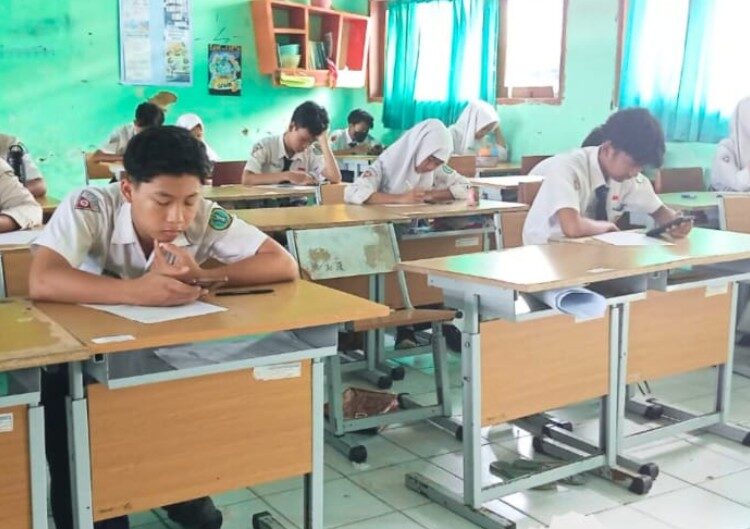 Tepis Soal Isu Miring di Medsos, Semua Siswa SMPN 3 Lamongan Ikuti Ujian.