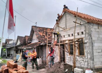 Satgas TMMD 124 Kodim Lamongan Renovasi RTLH Milik Mbah Rebi