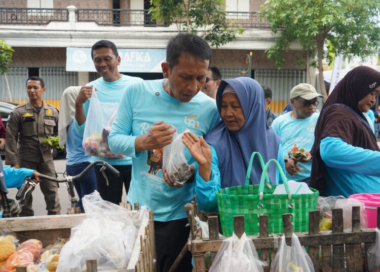 Bupati dan Wabup Bojonegoro Borong Sayuran Pedagang Rengkek