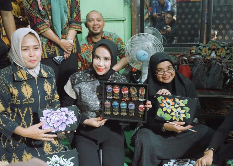 Wabup Sidoarjo Mimik Idayana Apresiasi Ekonomi Kreatif UMKM Lokal di Nine Art Gallery