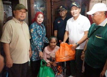 Bupati Sidoarjo Berikan Bantuan Kursi Roda untuk Warga Desa Katerungan