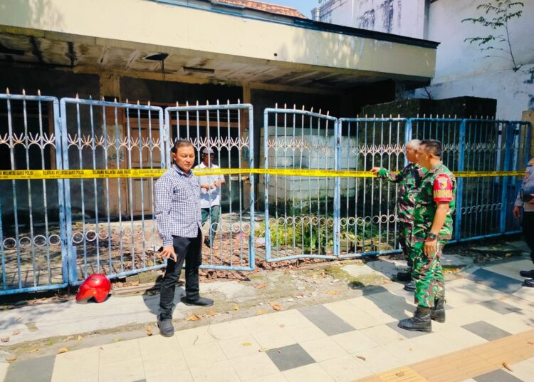 Petugas di Tuban Sterilkan Lokasi Penemuan Granat Aktif di Pekarangan Rumah Warga