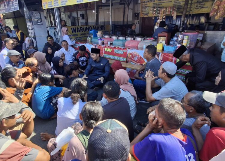 Bupati dan Wabup Tuban Berdiskusi dengan Pedagang di Kawasan Pantai Boom