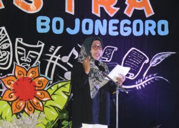 Purnama Sastra Bojonegoro di Taman Rajekwesi, Bunda Cantika Baca Puisi 